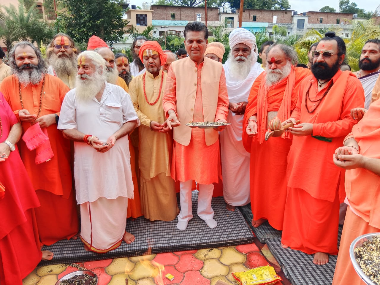 संतो के सानिध्य में धूमधाम से मनाया गया प्रधानमंत्री नरेंद्र मोदी और मुख्यमंत्री पुष्कर सिंह धामी का जन्मदिवस